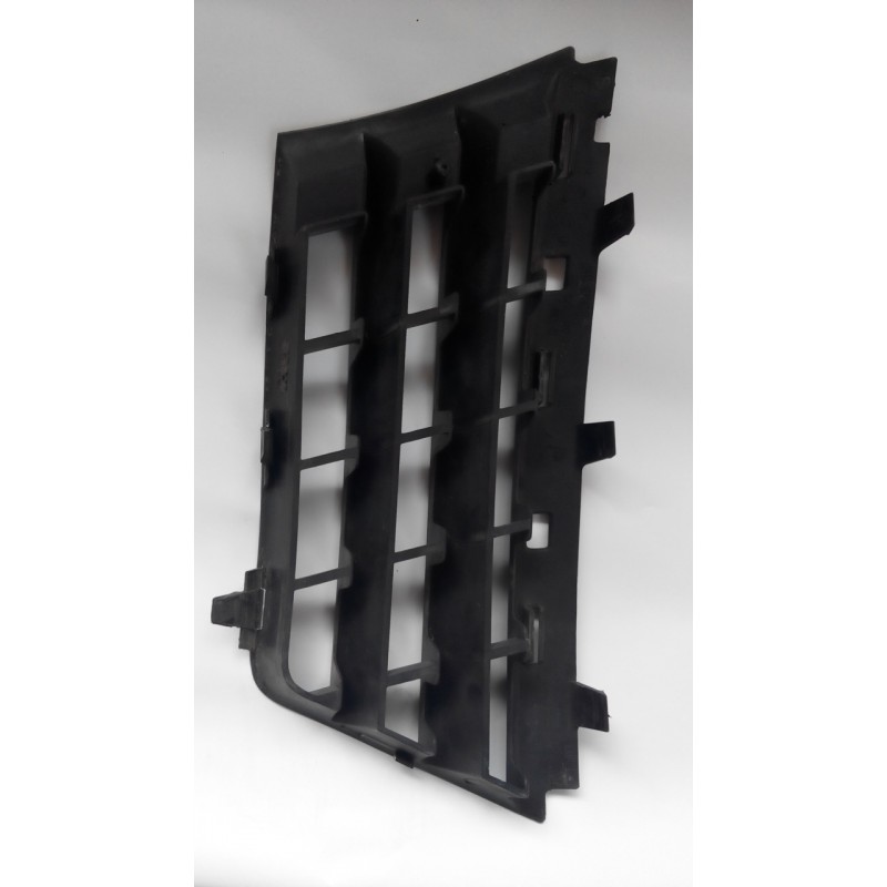 Grille calandre pour Scenic 2 - référence Renault 8200140329 Grille calandre pour Scenic 2 - référence Renault 8200140329